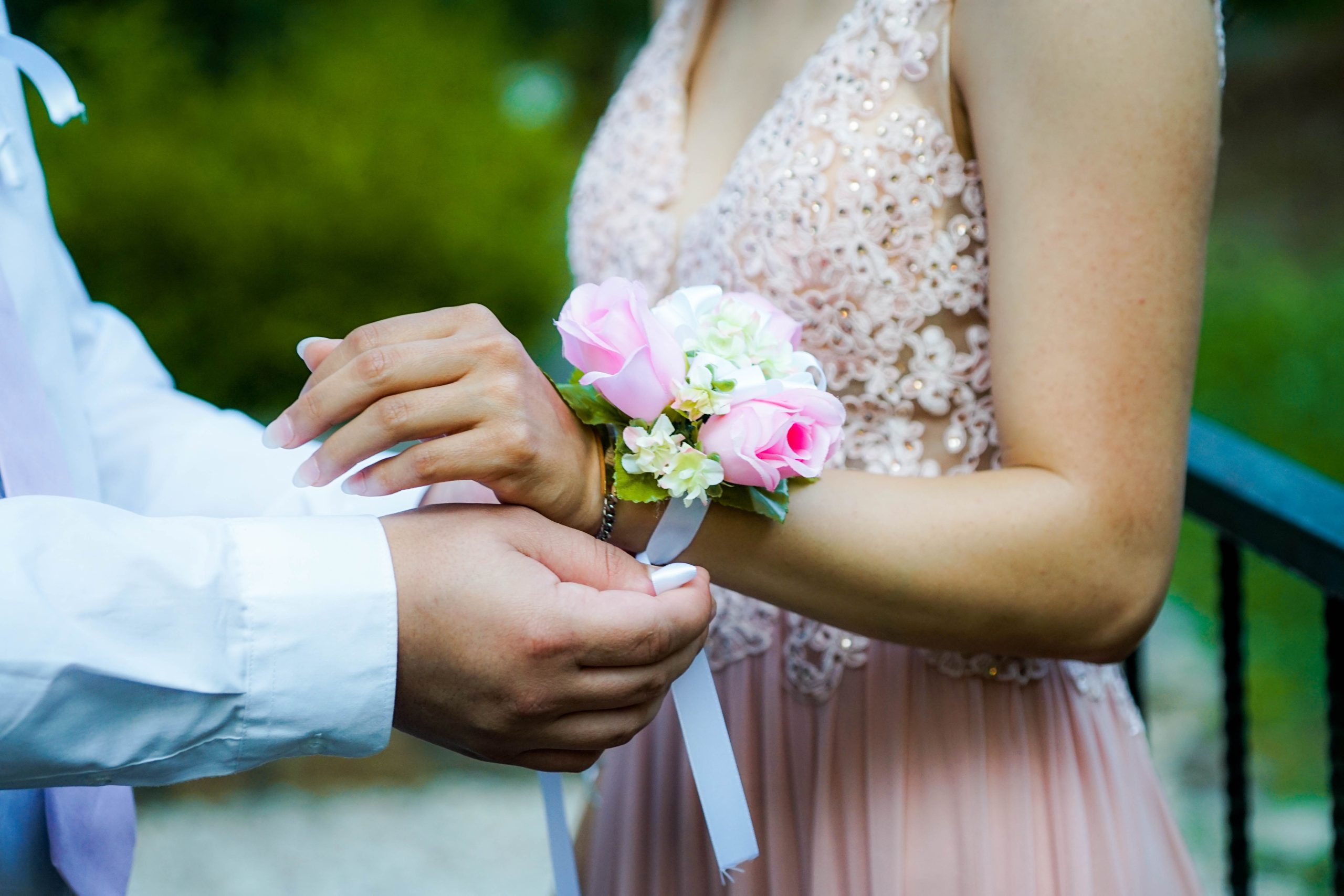 A Historical past of Promenade Boutonnieres and Corsages